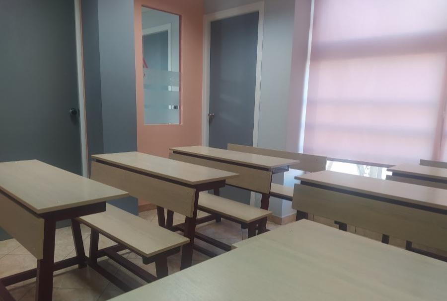 αίθουσα γυμνασίου πλάι